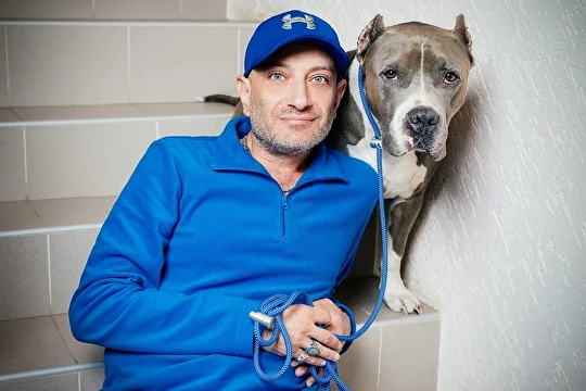 Antuan Nadjaryan with a dog